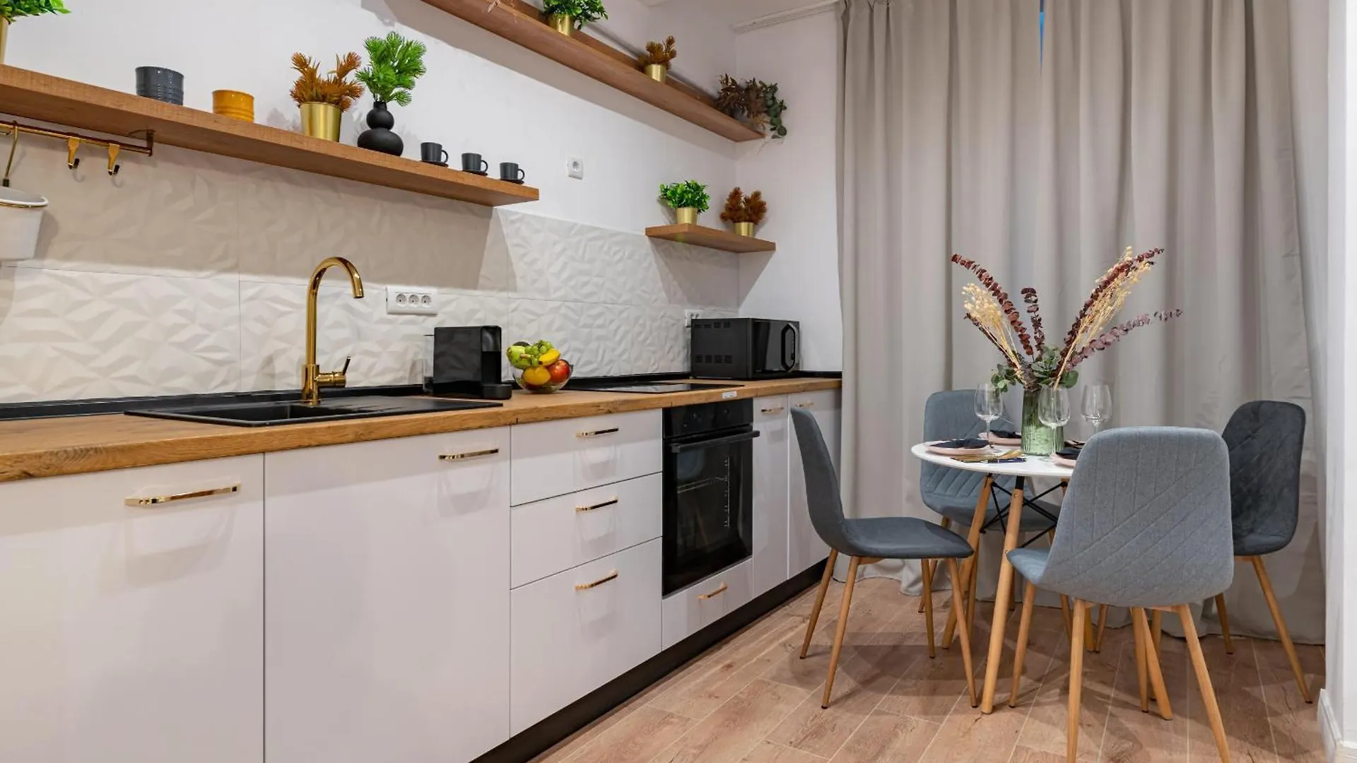 City Center Elegance - Stylish 2Br Apartment At Piata Amzei Bucureşti 0*,  România